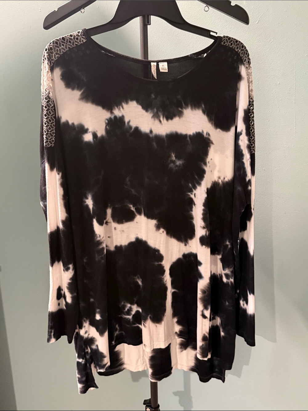 EST. 1946 Women’s Black & White Tie-Dye Long Sleeve Top